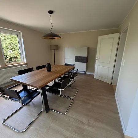 Familienfreundliches Haus Mit Garten In *
